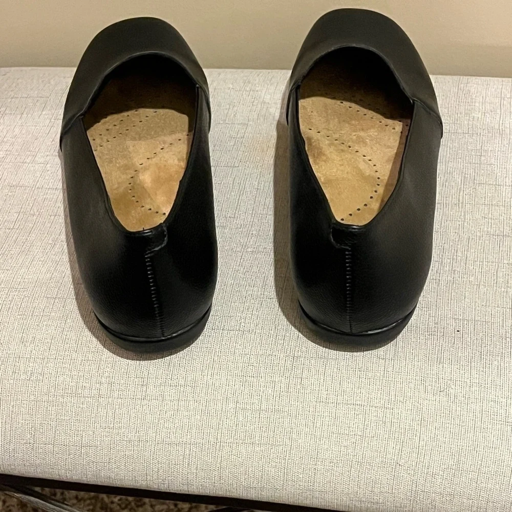 Trotter Sage Scalloped edging  Black Leather Loafers, size 7.5W